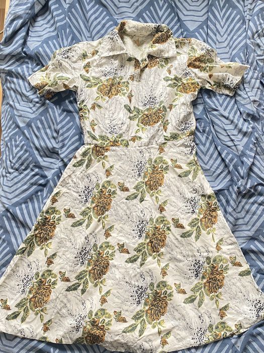 Sukienka w róże i motyle