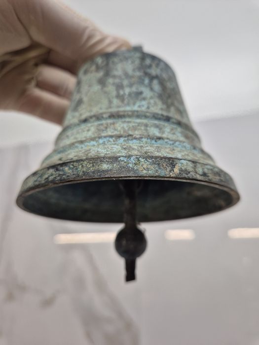 Sino antigo em latão