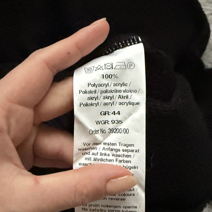 Czarny sweter akrylowy