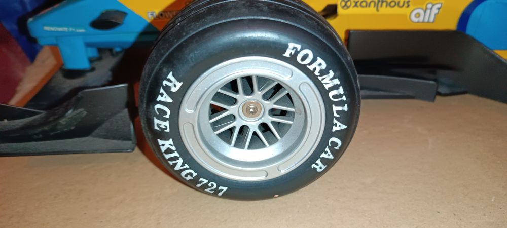 Carro formula 1 de grandes dimensões para restauro