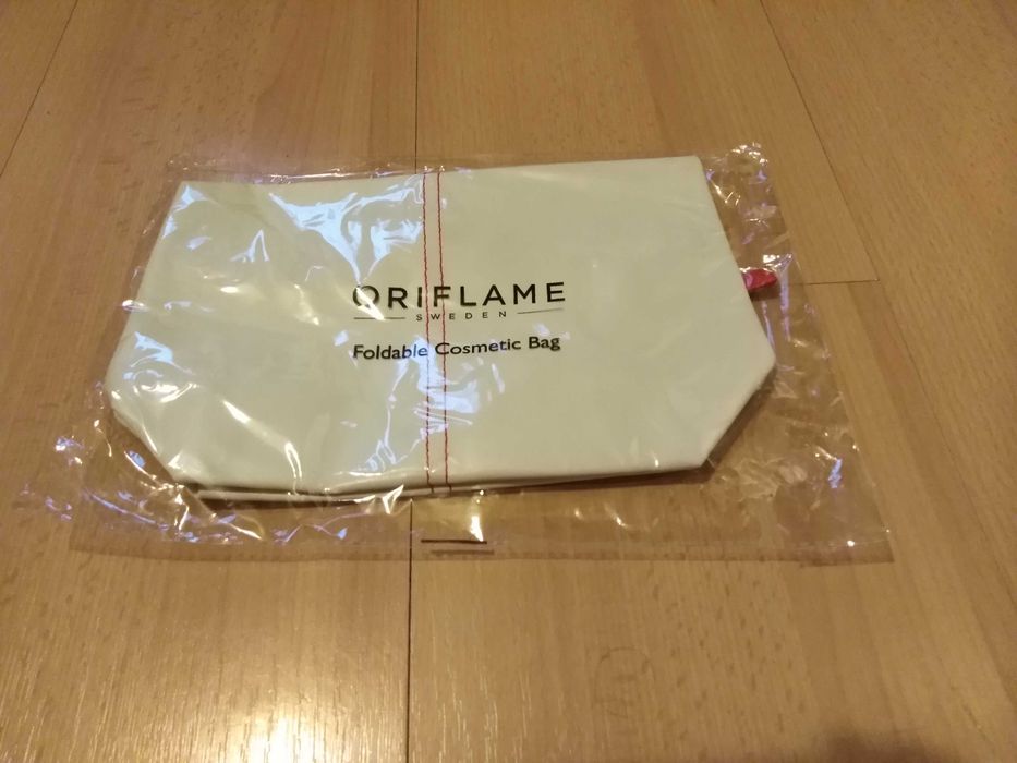Nowa, biała kosmetyczka Oriflame