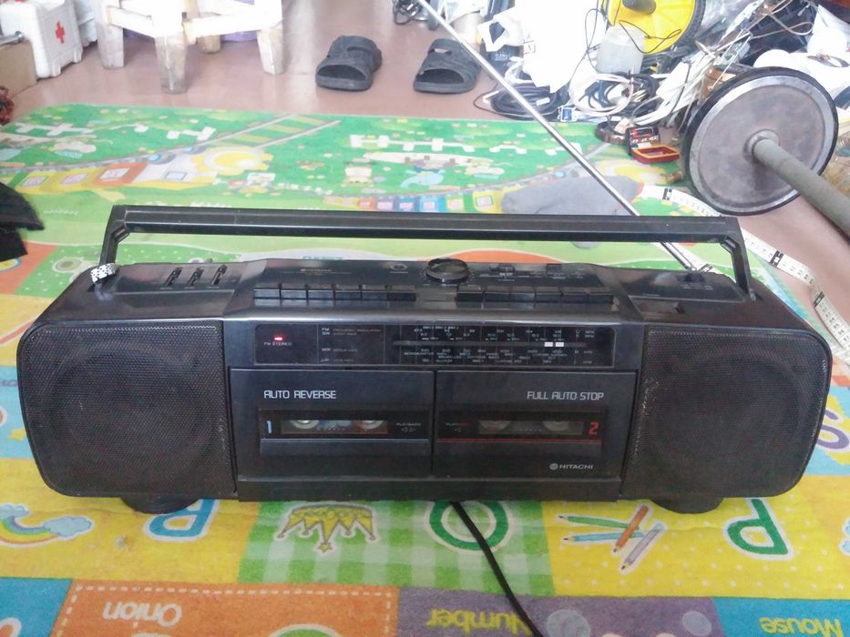Продам 2-х касетний плеер Hitachi.