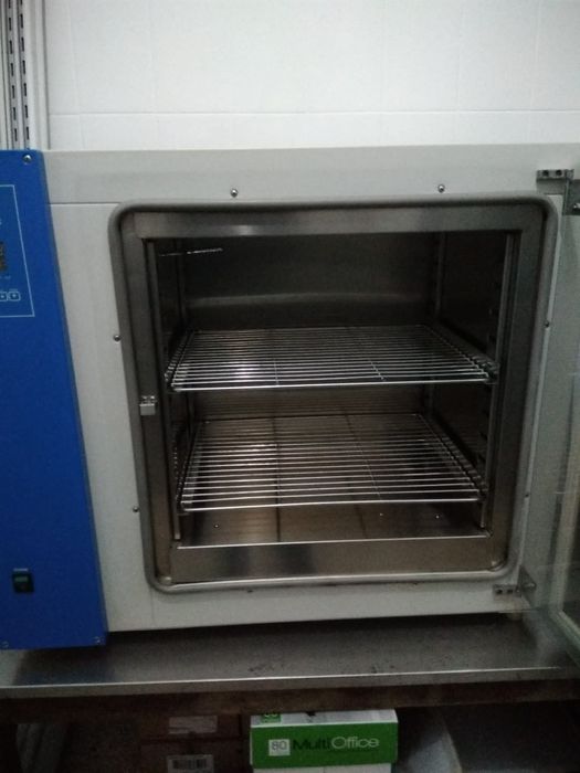 Estufa incubadora laboratorio