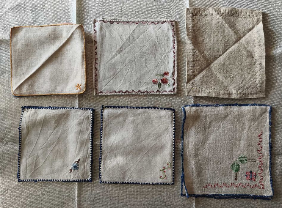 Lote de paninhos em linho e bordados - 13 unidades