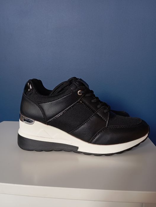 Czarne buty na wysokiej podeszwie