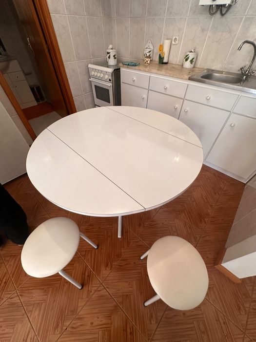 Mesa de cozinha branca extensível + 4 bancos