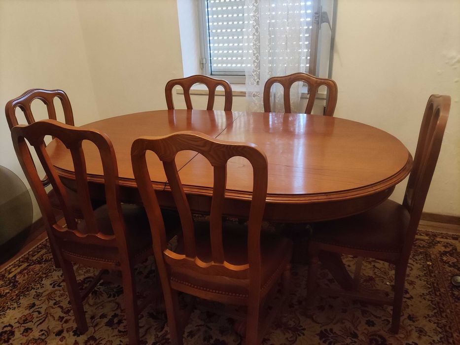 Mesa oval em madeira maciça