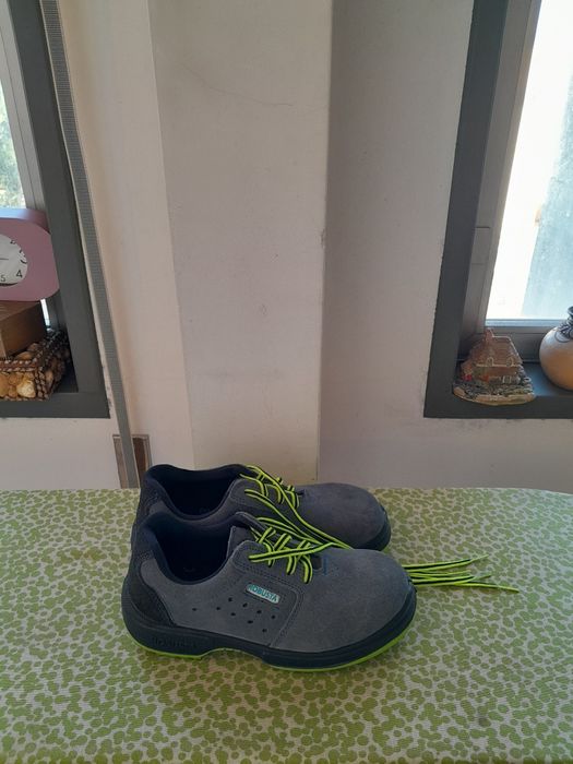 Vendo Sapatos de Senhor muito bonitos como novos
