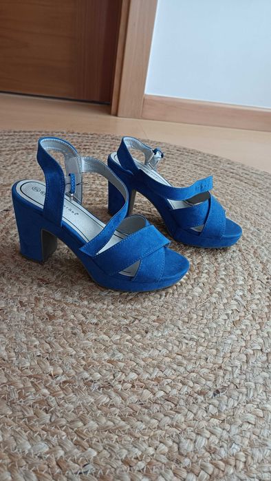 Sandálias azuis, como novas