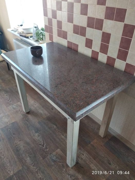 Продам дубовый стол с гранитной столешницей.