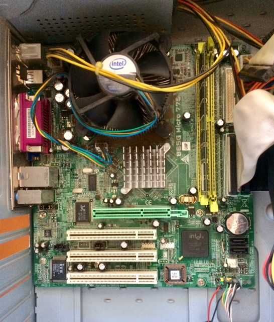 Системний блок ПК компьютер рабочий.