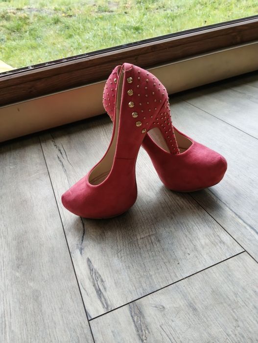 Buty na ukrytej platformie