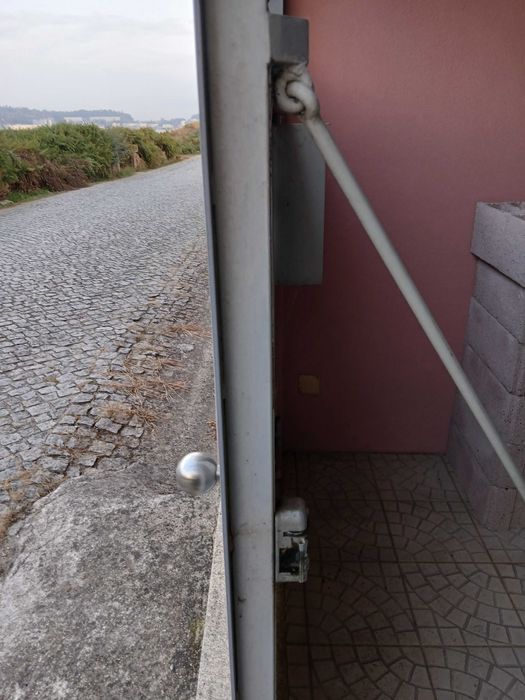 Portão com fechadura automática