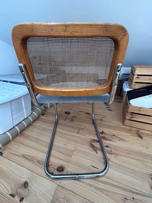 Cadeira vintage, encosto em cana, assento em veludo azul-cinza