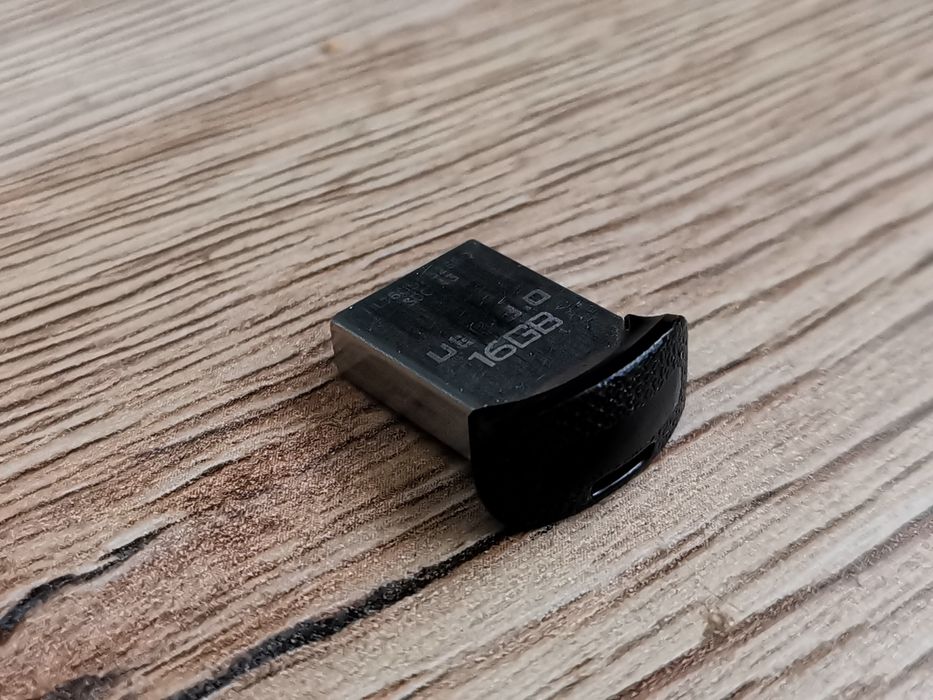 Mały pendrive 16GB