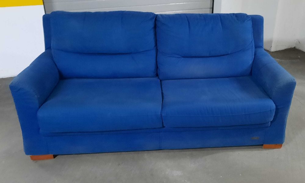 Sofá de 3 lugares, dando para 4 pessoas, com cama francesa.