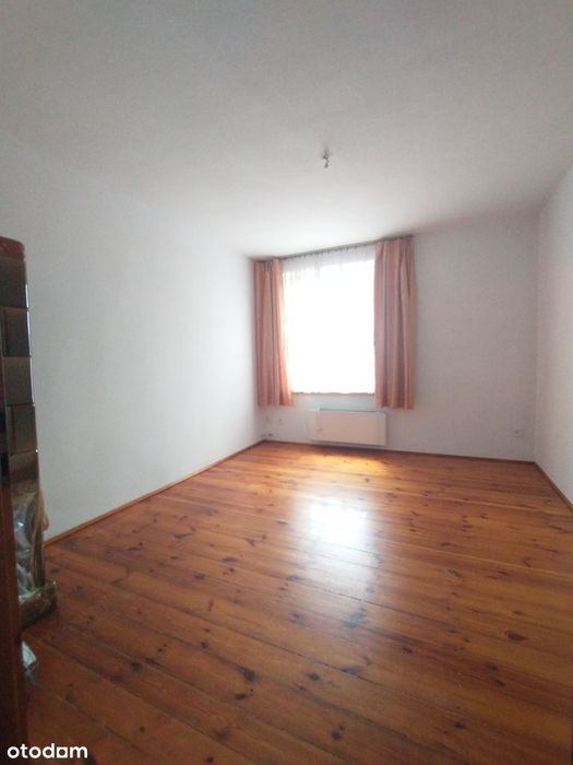 Przestronne 2 pokoje do wykończenia – parter, piwnica, centrum