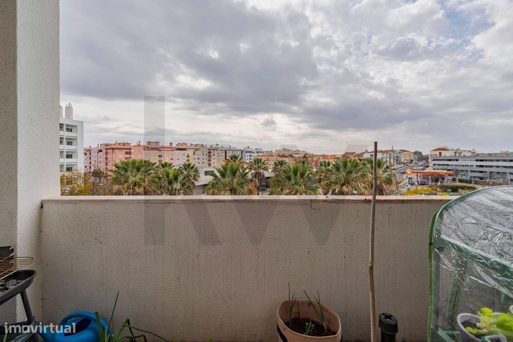Apartamento T3 com Varanda e Vista para a Serra da Arrábida – Praça de