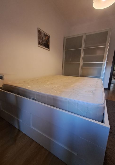 Cama de casal, com colchão, cor branca da marca Brimnes