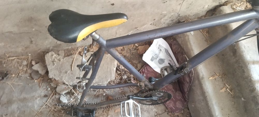 Рама велосипеда з рулем та педалями 26