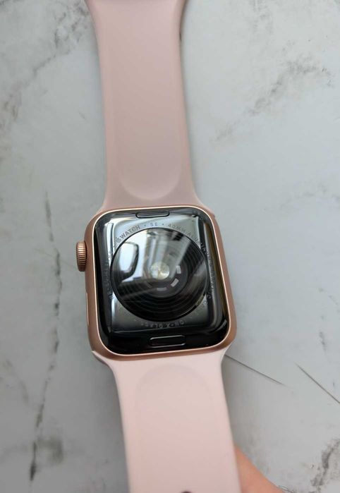 Без подряпин гарні Apple Watch SE 40 Gold в оригінальному стані