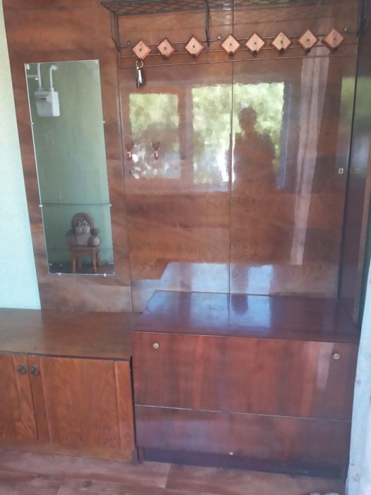 Продам вішалку, комод і тумбу