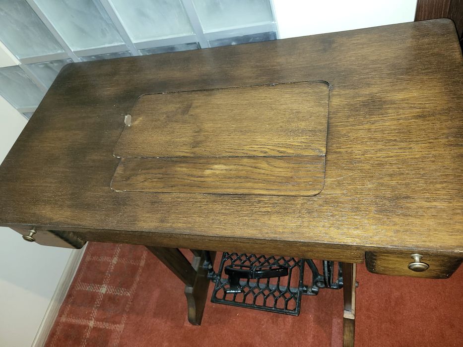 Stylowa maszyna ze stolikiem Pokój/Singer