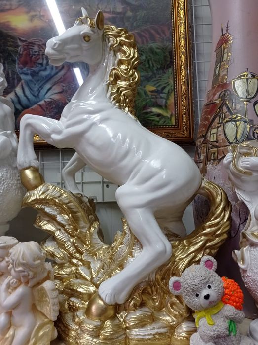 Красива декоративна статуетка коня
