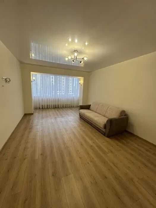 Продається двохстороння,з 2 гардеробами 2 кім.квартира в ЦЕНТРІ