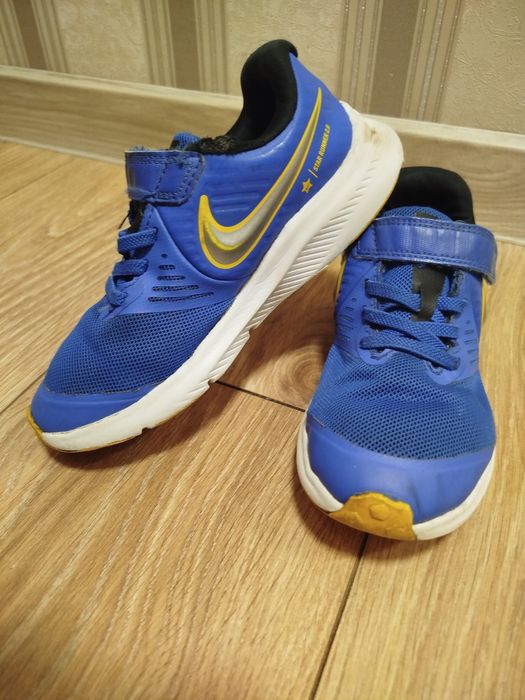 Продам легенькі та зручні кросівки Nike 
Зручність: Завдяки липучці