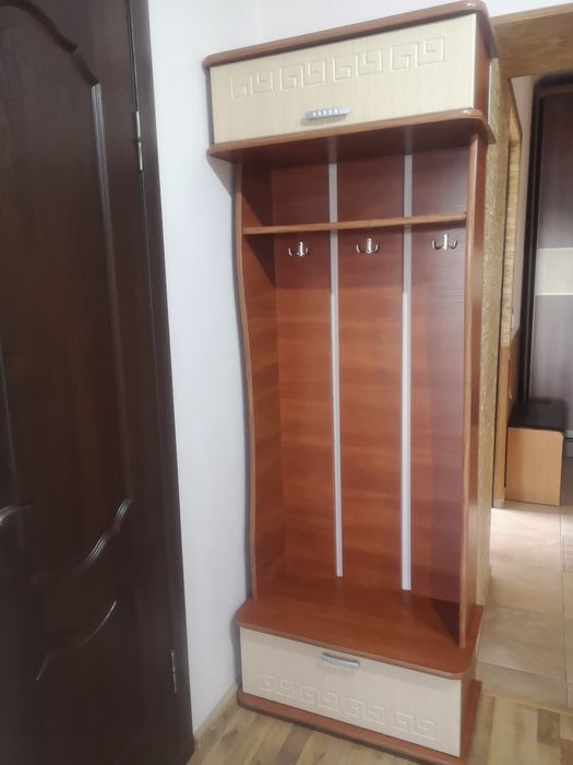 прихожа ,вішалка для верхнього одягу