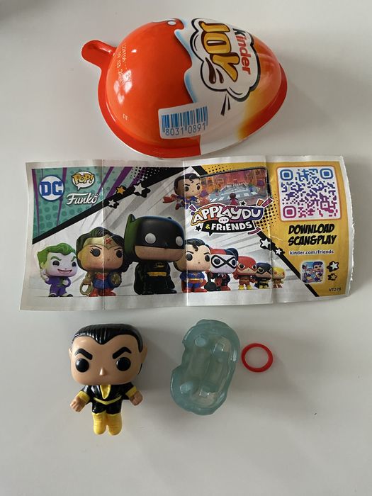 Figurka Black Adam z serii DC z Kinder Joy.