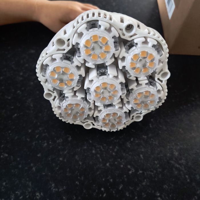 Sansi lampa LED        .