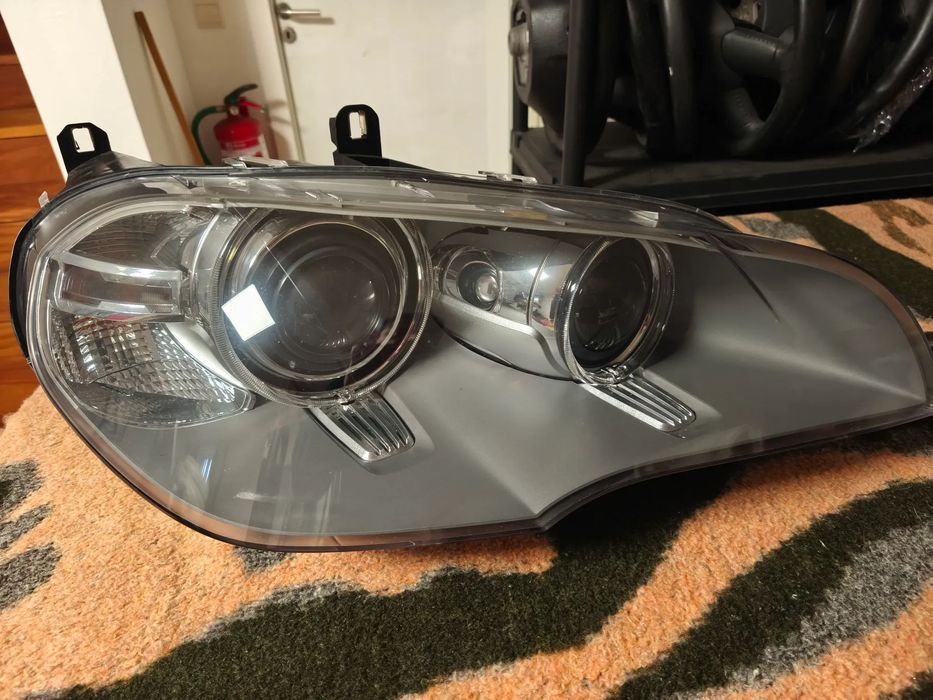 Conjunto de faróis bi-xenon direcional BMW X5 E70 lci