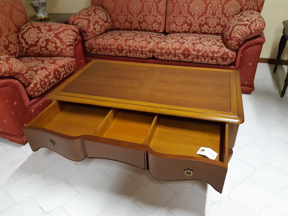 Mesa de centro com gaveta
