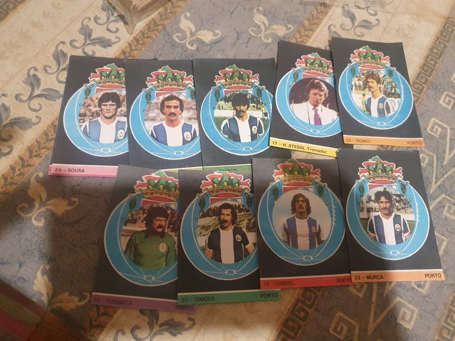 Caderneta incompleta mais os cromos todos de diferentes cadernetas