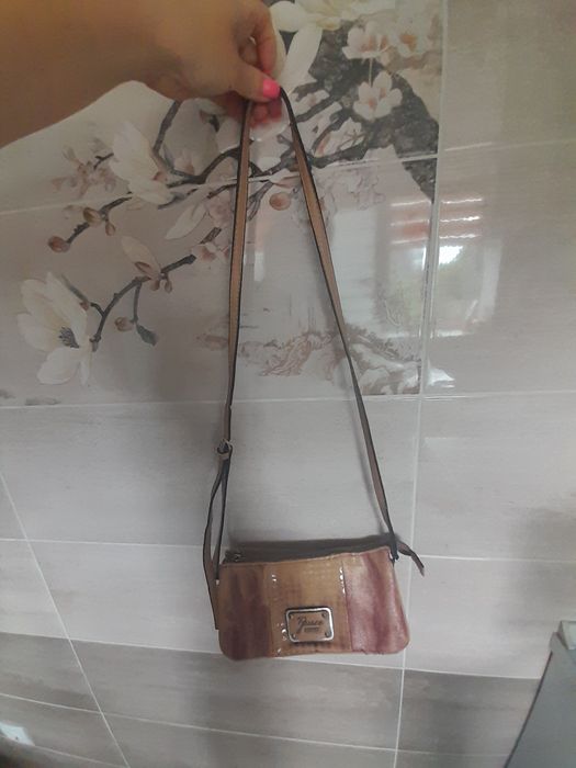 Клатч-сумочка через плече Guess