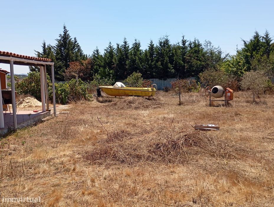 Moradia isolada T3 com jardim em lote de 1600M2