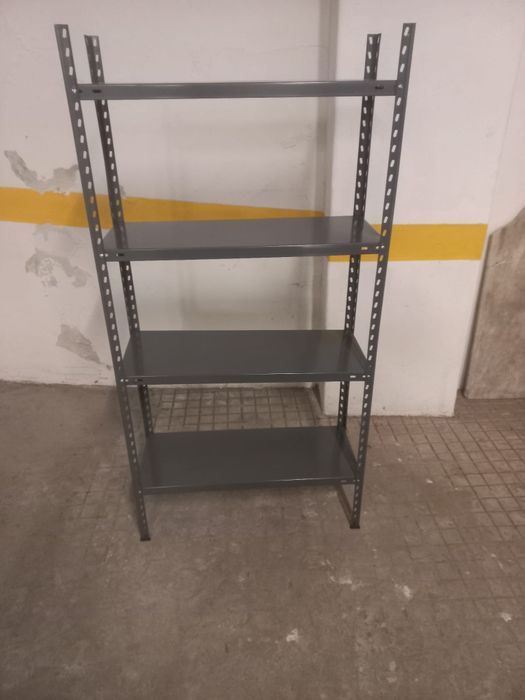 Estantes em ferro