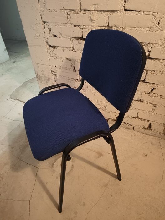 Krzesło tapicerowane biurowe.