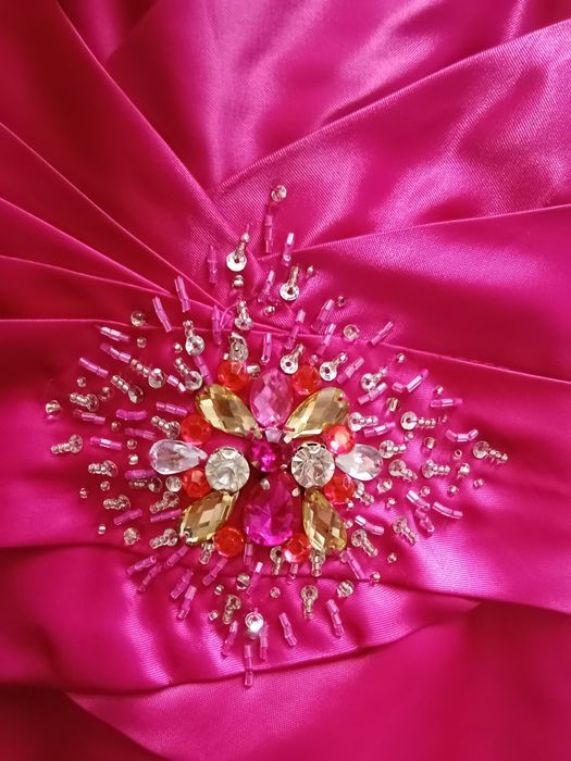 Vestido rosa choque de cerimónia com brilhantes + lenço - Tamanho 42