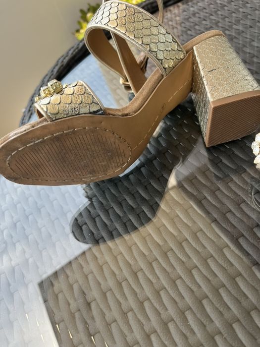 Sandalias douradas - Alma en Pena