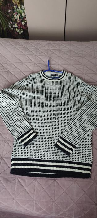 Продам почти новый шерстяной мужской свитер , s