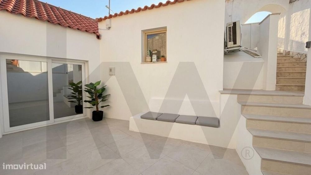 Moradia T1 Renovada em Caxias | Jardim Privado com Vista Mar
