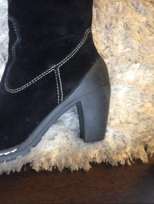 Bota em pele, pretas, tamanho 35, usadas uma única vez