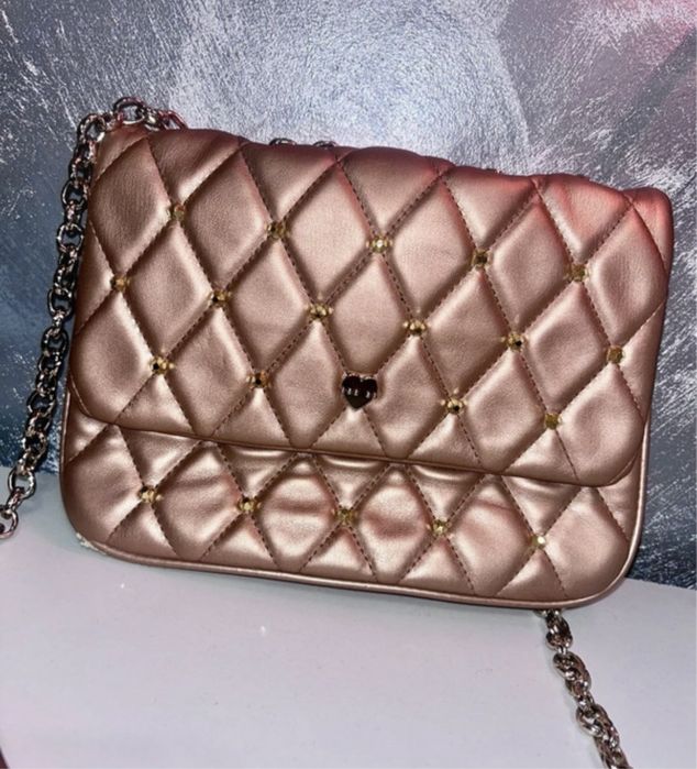 Torebka kopertowa rose gold pikowana na impreze na łańcuszku ćwieki