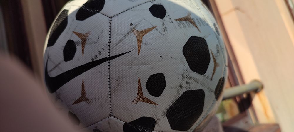 Bola de futebol Nike Academy + 1
