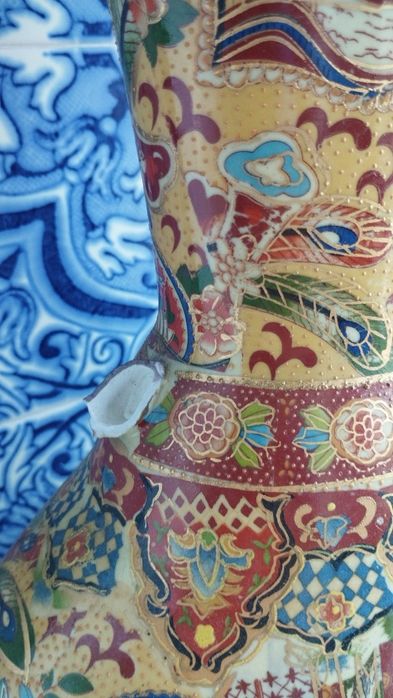 Vaso de Cerâmica Satsuma com Motivos Japoneses