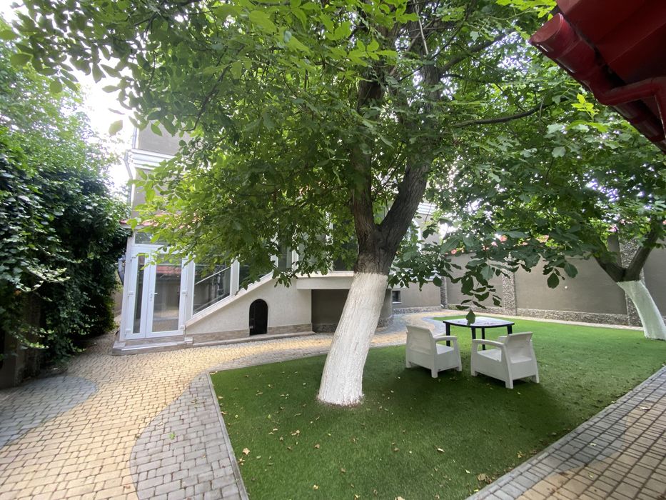 9 ст Б.Фонтана дом с бассейном