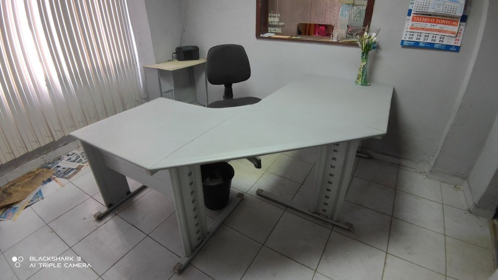 Secretárias com gavetas e cadeiras